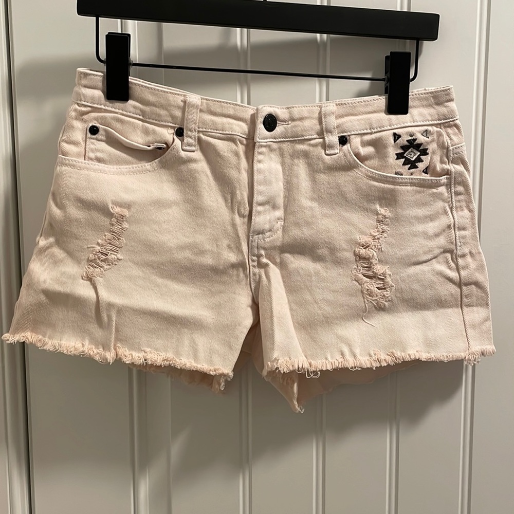 La Belle Roc Soft Pink Distressed Embroidered Shorts in 7/8